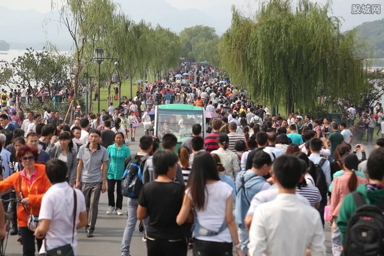 超5000人涌向西湖 疫情未解除记得戴口罩