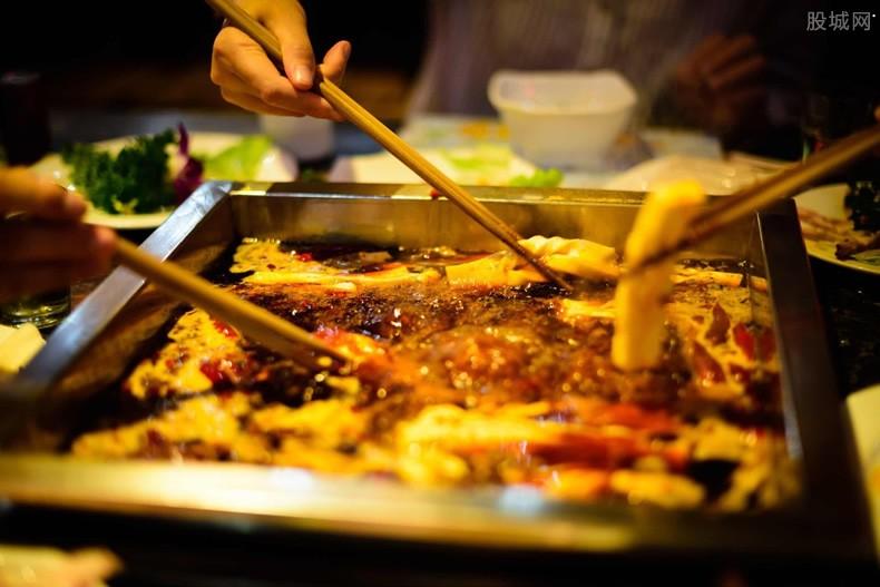 成都火锅店推出隔离火锅 你会去吃吗？”